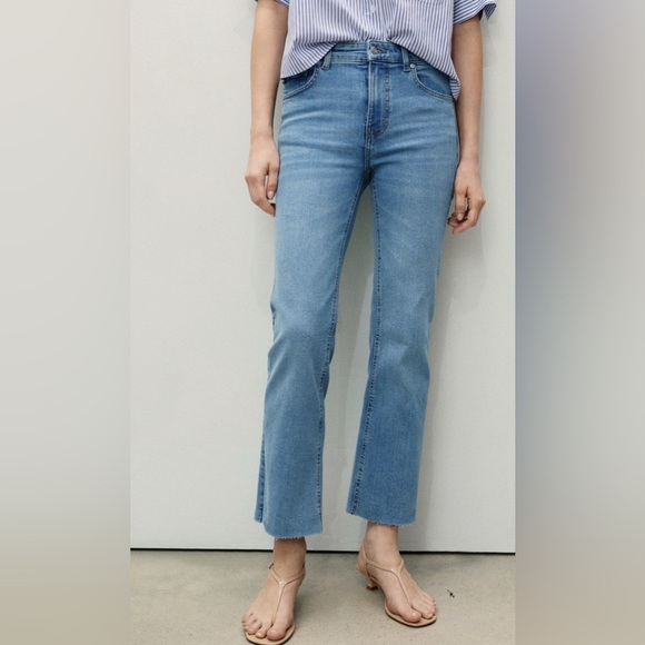 MANGO SIENNA FLARED CROPPED JEANS.  Size 10
NWT - Picture 1 of 11